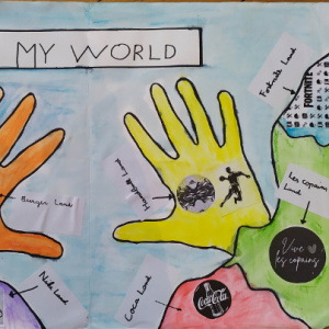 tom - « My world » est un le monde de mes passions, de ce que j'aime. Il est joyeux et coloré. Les deux continents importants ont la forme de mes mains.