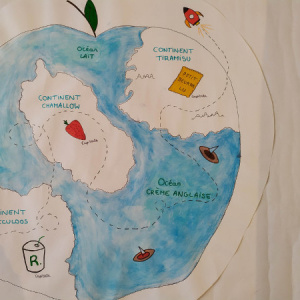 leonie lou maellie - Notre carte en forme de pomme représente un monde de gourmandise . Une fusée nous amène d'un continent à l'autre en un temps record. Ou alors, on navigue sur des biscuits-barquettes pour goûter à tout ce que l'on aime 