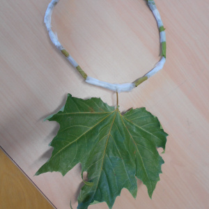 DSCN1816 - collier-feuilles d'arbre